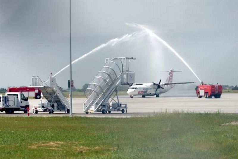 W czerwcu w Świdniku wylądował pierwszy samolot z Gdańska. Został przywitany tradycyjnym salutem wod