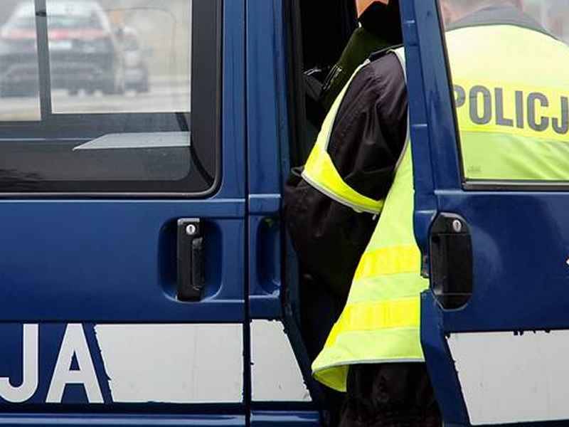 Policjanci patrolujący ul. Solną zauważyli dwoje młodych ludzi. W pewnym momencie chłopak zaczął się