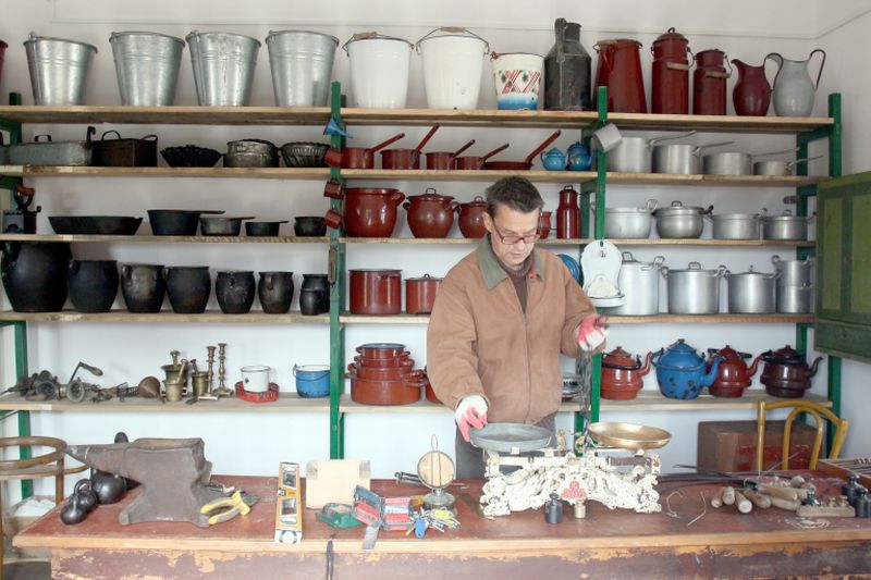 Grzegorz Miliszkiewicz w sklepie żelaznym Hersza Libhabera (Dorota Awiorko-Klimek)