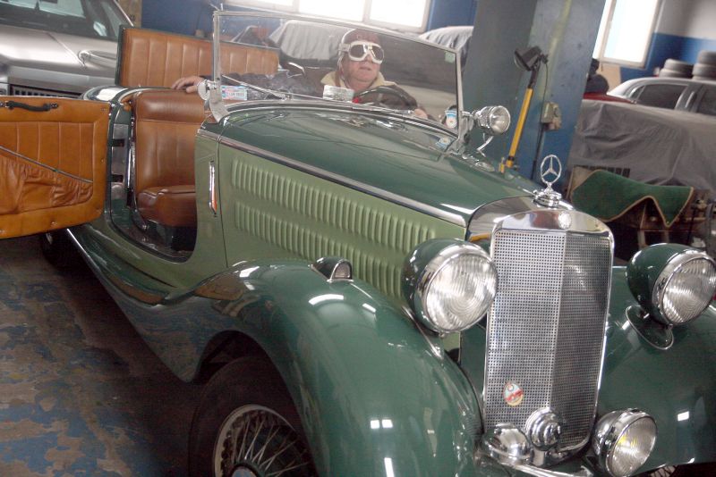 Ryszard Dziewa i mercedes V170 roadster z 1938 roku. Jeden z 10, może 20 zachowanych egzemplarzy na świecie (Jacek Świerczyński )