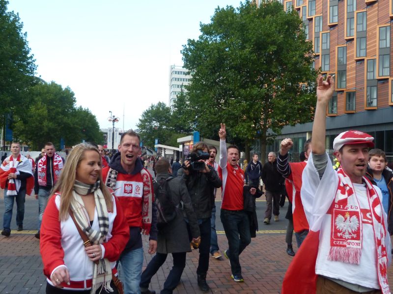 Polscy kibice już trzy godziny przed meczem głośnym śpiewem i barwami wyróżniali się w tłumie fanów 