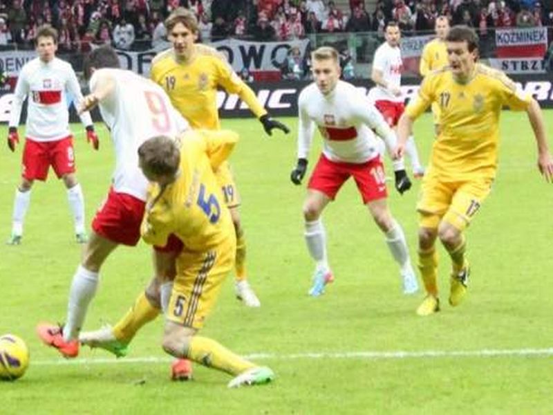 Robert Lewandowski (z lewej) nie miał łatwej przeprawy w pierwszym meczu z Ukrainą. Dzisiaj nie będz