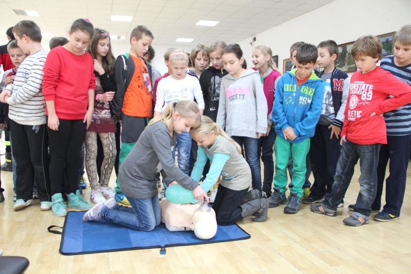 Punktualnie o godz. 12 uczniowie z Międzyrzeca przystąpili ćwiczenia udzielania pierwszej pomocy. (E