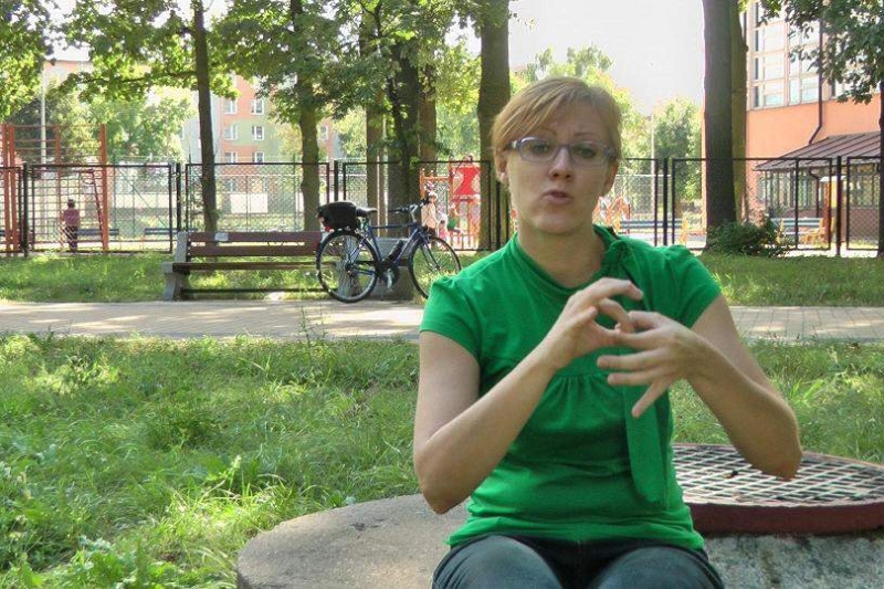 Agnieszka Bajbak tworzy teledyski dla niesłyszących. Na zdj. tłumaczka języka migowego w trakcie mig