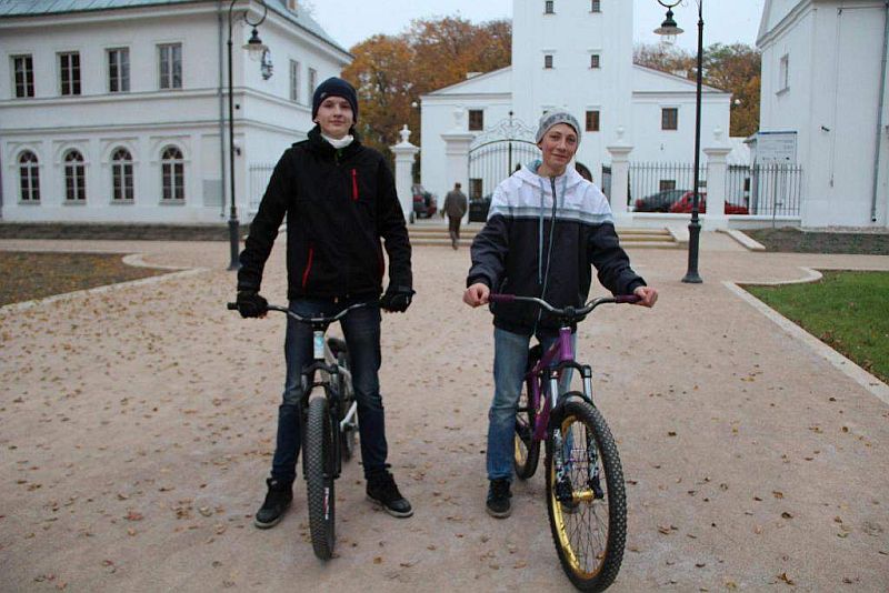 Paweł i Szymon przyznają, że nie jeździliby po parku, gdyby w mieście był skatepark z prawdziwego zd