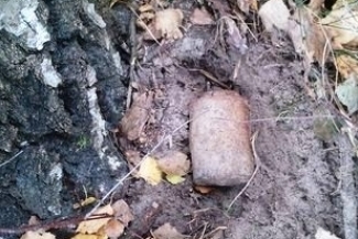 Policjanci przypominają, że takiego znaleziska nie wolno pod żadnym pozorem przenosić, dotykać ani r