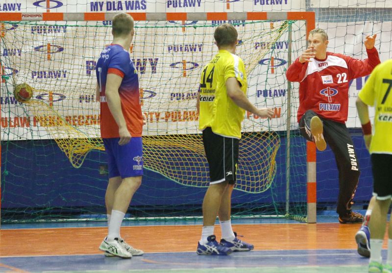 Maciej Stęczniewski (z prawej) i jego koledzy z bramki Azotów nie popisali się w ostatnim meczu (MAC