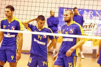 Siatkarze Avii (od lewej kapitan Wojciech Pawłowski, Maciej Kołodziejczyk, Michał Stępień i Jakub Pe