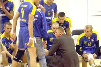 Trener Marcin Jarosz w otoczeniu zawodników Avii (JACEK ŚWIERCZYŃSKI)