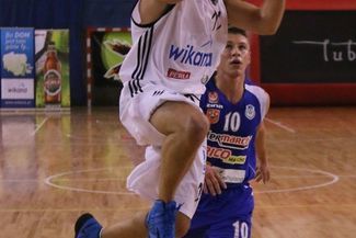 Grzegorz Mordzak (z piłką) – ojciec wczorajszego zwycięstwa Wikany Startu Lublin (FOT. WOJCIECH NIEŚ