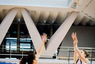 Niedzielny mecz był szczególny dla Moniki Skrzecz (z prawej), która w ubiegłym sezonie występowała w