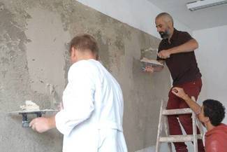 Ściana jest podzielona na 40 pól, które są właśnie wypełniane. Fresk ma być gotowy w piątek (WSZiA)