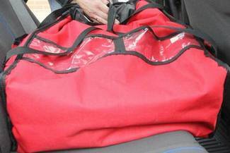 Jeden z napastników popchnął dostawcę do rowu i zabrał z samochodu torbę z pizzą (Maciej Kaczanowski