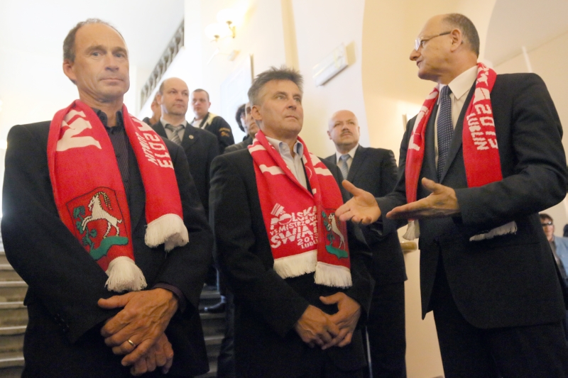 Piątkowa uroczystość w lubelskim ratuszu. Od lewej: Marek Kępa, prezydent Krzysztof Żuk i Hans Niels