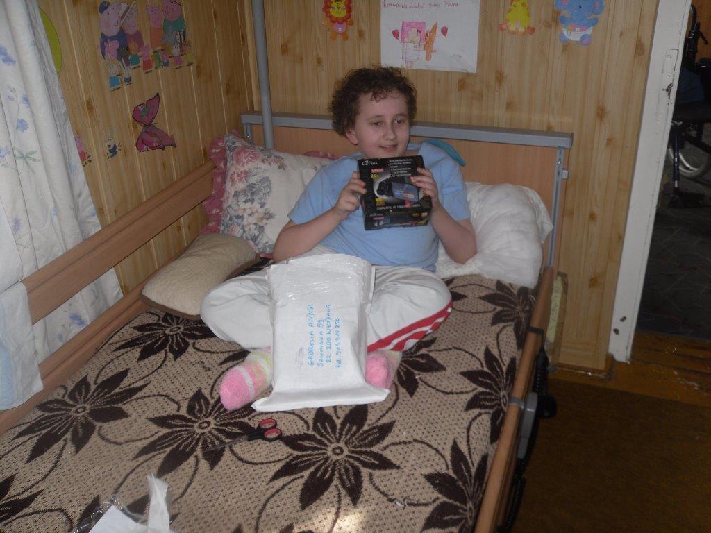 11-letnia Gabrysia Andor choruje na nowotwór. Dziewczynka porusza się na wózku inwalidzkim. Rodzice 