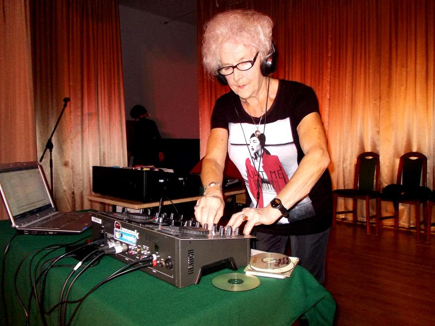DJ Wika, czyli 75-letnia Wirginia Szmyt 14 listopada rozkręcała dyskotekę dla seniorów w Białej Podl