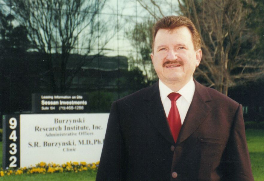Profesor Stanisław Burzyński przed swą kliniką w Houston. Dla wielu jest ona tak trudna do zniesieni