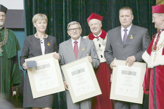 Dr hab. Małgorzata Pleszczyńska, prof. Janusz Szczodrak i dr hab Adrian Wiater z Nagrodą Naukową "M