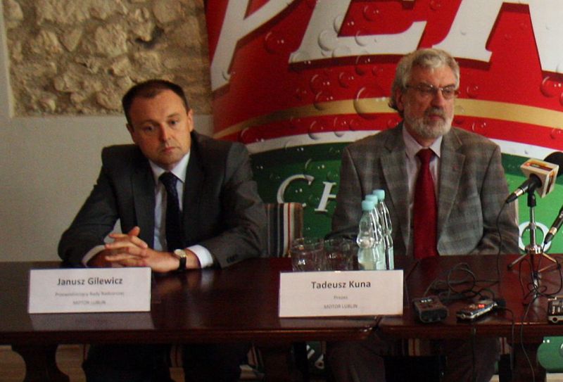 Szef rady nadzorczej Motoru Janusz Gilewicz (z lewej) i prezes Tadeusz Kuna podczas jednej z konfere
