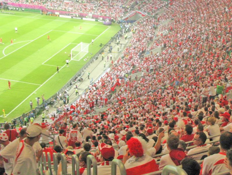 Łęczyński stadion, podobnie jak inne, na których występuje polska reprezentacja, będzie w barwach bi