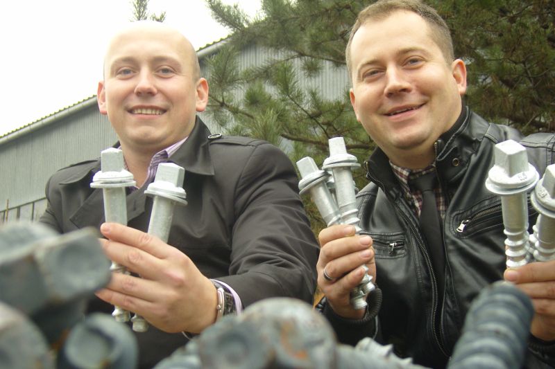 Radosław Komoń (z lewej) oraz Marcin Karczmarz prezentują wkręty kolejowe. Milion sztuk pojedzie z R