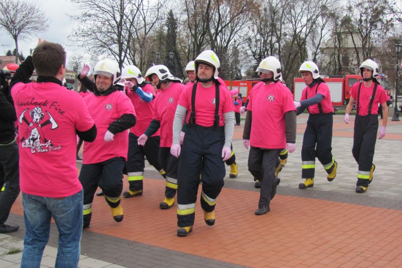 Kilkudziesięciu członków OSP w Kurowie założyło różowe koszulki, które symbolizują walkę z rakiem pi