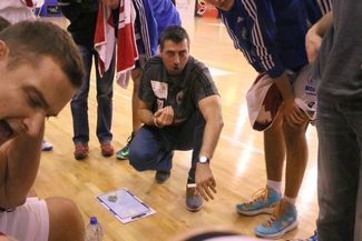 Dominik Derwisz (w środku) może być zadowolony z wyników osiąganych przez swoich podopiecznych. Jedn