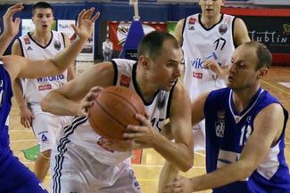 Wojciech Szawarski (z piłką) był najlepszym zawodnikiem sobotniego spotkania (WOJCIECH NIEŚPIAŁOWSKI