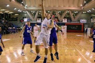 O piłkę walczą Grzegorz Mordzak (w białym stroju) i Tomasz Fortuna (WOJCIECH NIESPIAŁOWSKI)