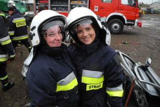 Strażacy ćwiczą na złomowisku (zdjęcia)