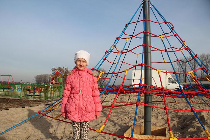 Natalia z Białej Podlaskiej codziennie obserwuje postęp prac przy budowie placu zabaw przy Al. Tysią