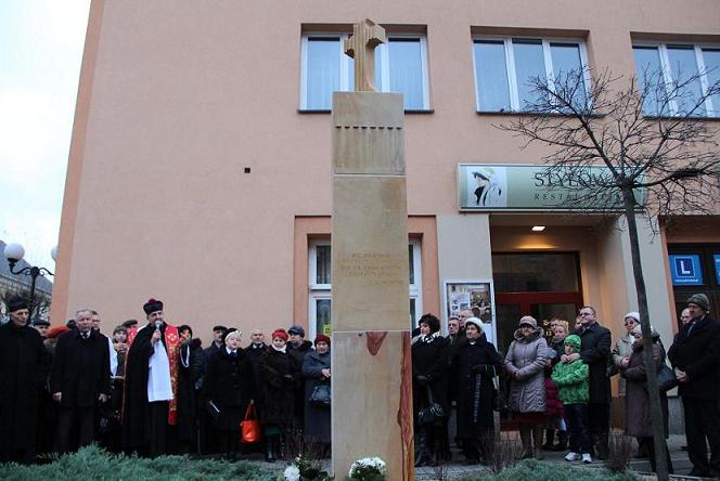 W niedzielę ks. dziekan Marian Daniluk, proboszcz parafii NNMP poświęcił nowy krzyż u zbiegu ul. Brz
