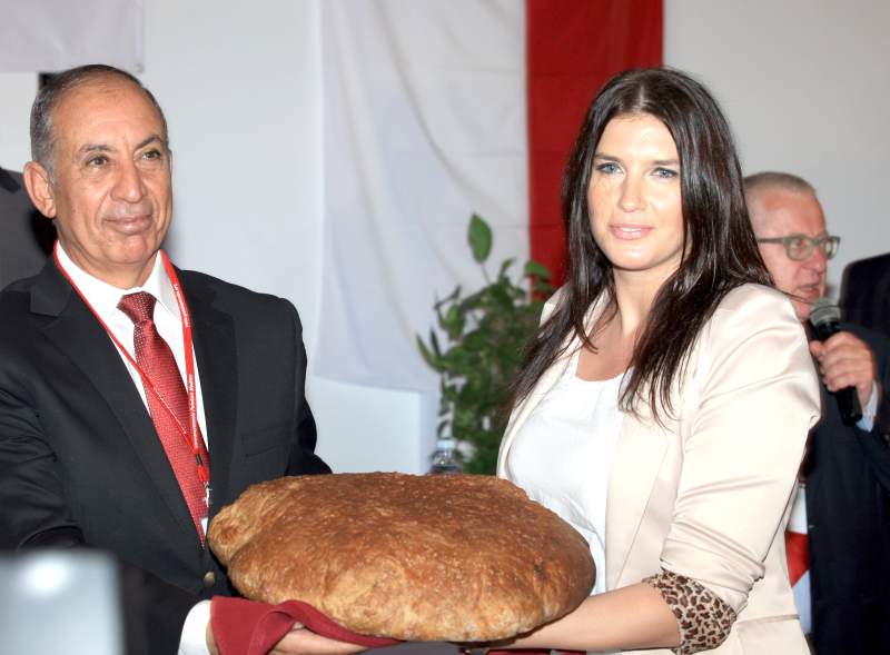Redaktor naczelna "Imperium Kobiet” Ilona Adamska wręcza chleb gubernatorowi regionu Morza Czerwone