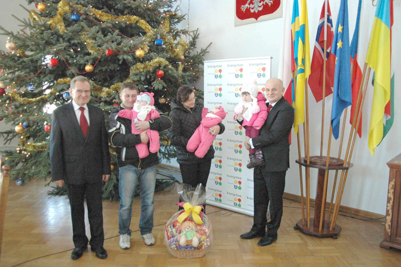 Państwo Czabanowie, rodzice Adrianny, Kornelii i Kubusia, odbierają kartę dużej rodziny od burmistrz