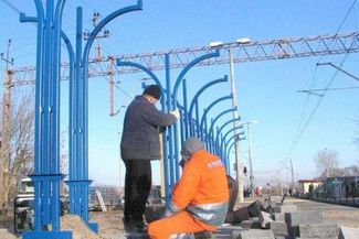 Wiaty na dworcu Chełm Miasto instaluje ta sama ekipa, która w podobne urządzenia wyposażyła zabytkow