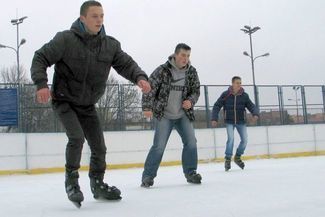 Lodowisko w Chełmie czynne jest od godziny 8 do 19. Bilet normalny kosztuje 5 zł za godzinę jazdy, u