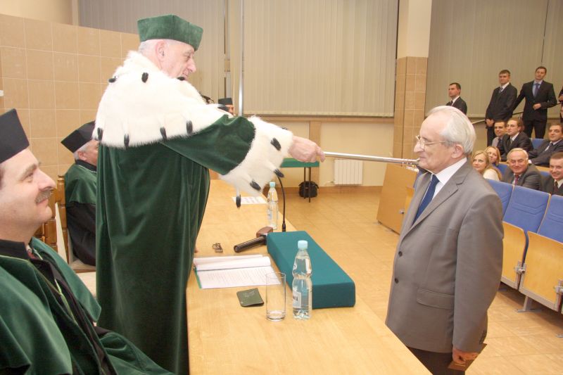 Profesor Stanisław Adamczak, rektor Politechniki Świętokrzyskiej, przyjmuje Ryszarda Koźmiana w pocz