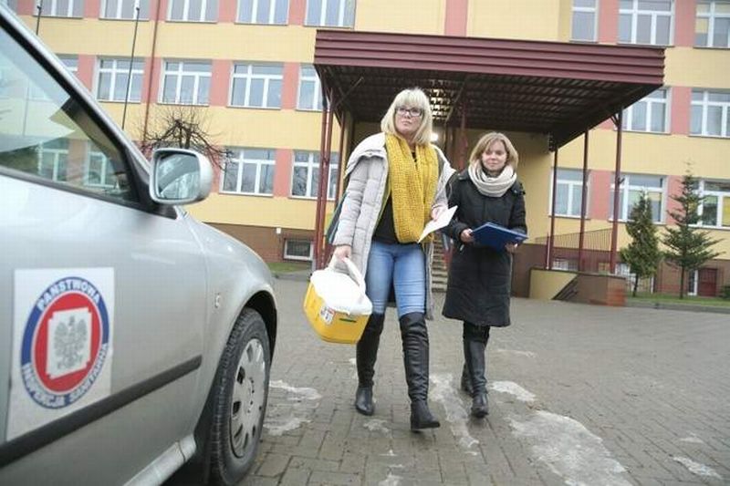 Agnieszka Sobstyl (z lewej) Agnieszka Białkowska z sanepidu z próbkami ze szkoły w Mętowie (Maciej K