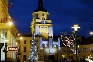 Konserwator zabytków uznał, że zarówno baner, jak i światełka wiszą niezgodnie z prawem (Dorota Awio