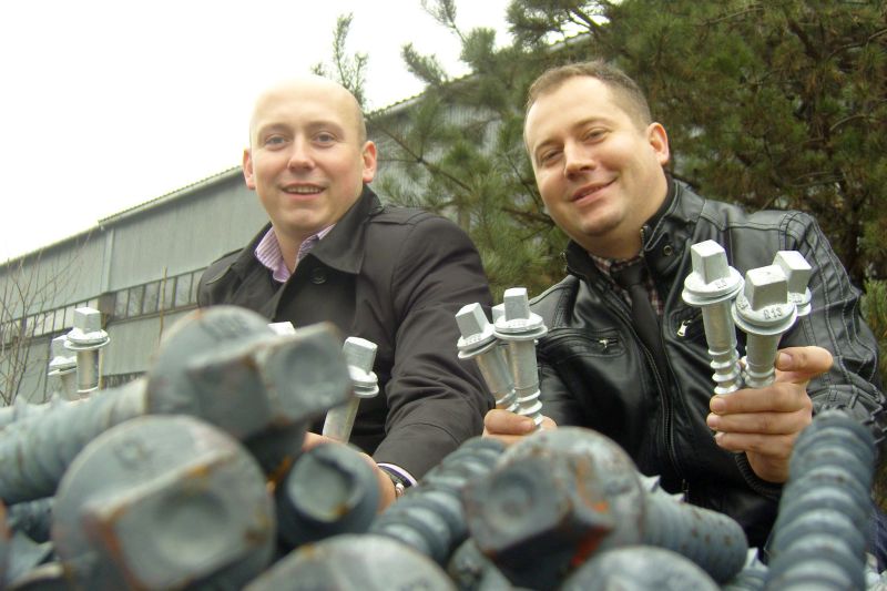 Radosław Komoń (z lewej) oraz Marcin Karczmarz prezentują wkręty kolejowe. Milion sztuk tych "śrubek” z Radzynia trafi do Niemiec (Paweł Puzio)