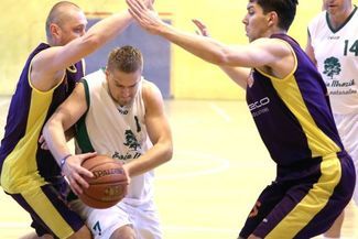 Grizzly (fioletowo-żółte stroje) po zaciętym meczu ograli Ekbud (MACIEJ KACZANOWSKI)