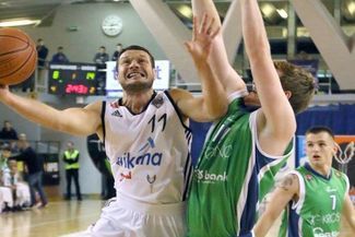 Grzegorz Mordzak (z piłką) był najskuteczniejszym zawodnikiem Wikany-Startu w sobotnim spotkaniu (WO