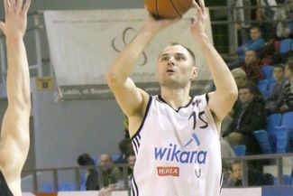 Wojciech Szawarski (z piłką) zapowiada, że „czerwono-czarni” nie zlekceważą Astorii Bydgoszcz (WOJCI