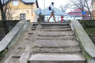 Po nowych schodach do starego parku w Chełmie