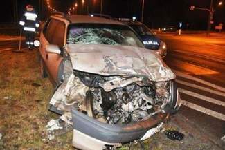 Zderzenie ciężarówki z oplem. Pięć osób rannych (wideo)