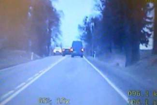 700 zł mandatu i 15 punktów karnych. Pirat drogowy nagrany przez policję (wideo)