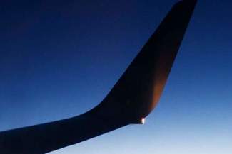 Pilot pasażerskiego boeinga pomylił lotniska. Zdołał się zatrzymać przed końcem pasa (wideo)