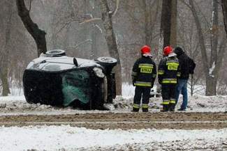 Wpadł w poślizg i rozbił smarta na drzewie