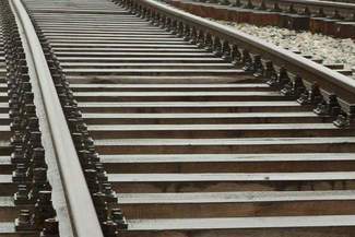 Okopy. Wypadek na przejeździe kolejowym. Lokomotywa zmiotła TIR-a