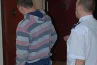 Miał zakaz prowadzenia auta. Po pijanemu wjechał w zaspę